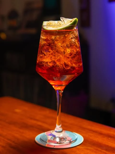 Coctel de la barra de Clandestino, con rodajas de limón