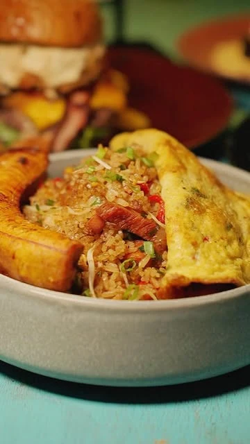 Chaufa regional con maduritos y omelette de Clandestino